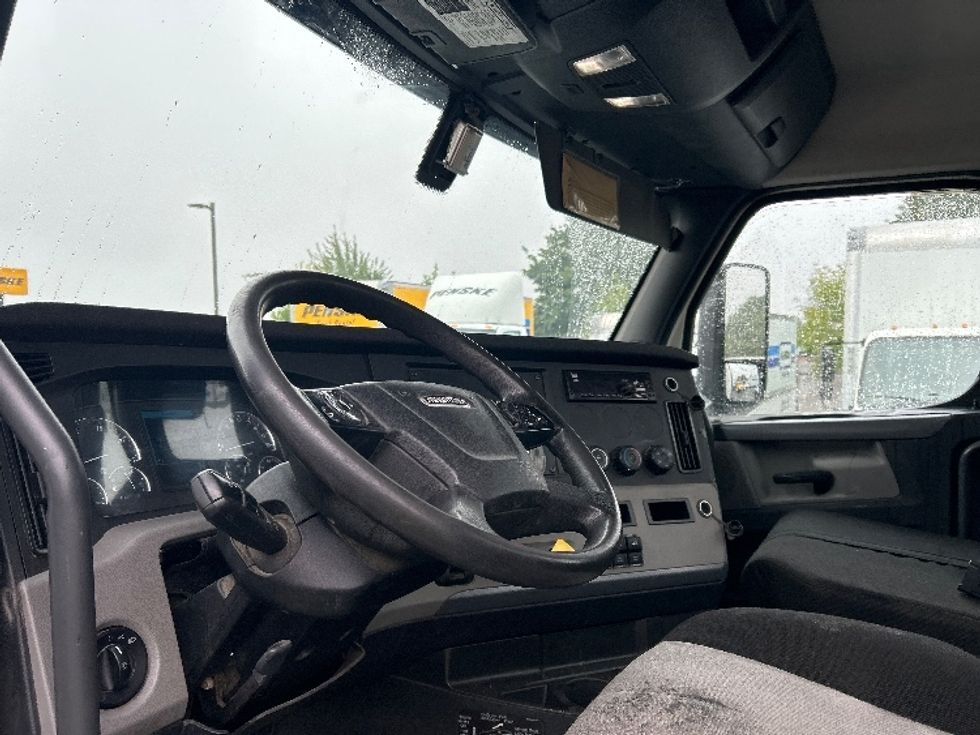 Day Cab Tractor-Heavy Duty Tractors-Freightliner-2018-T12664ST-Portland-OR-402,984\n\t\tmiles-$ 51,750 - Image 10