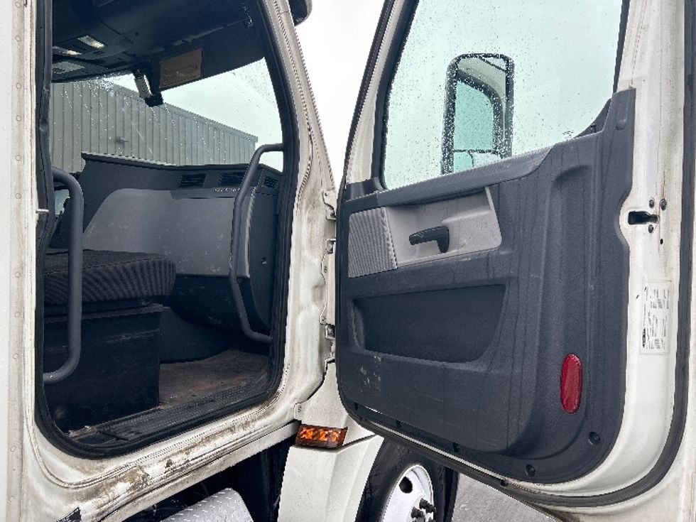 Day Cab Tractor-Heavy Duty Tractors-Freightliner-2018-T12664ST-Portland-OR-402,984\n\t\tmiles-$ 51,750 - Image 12