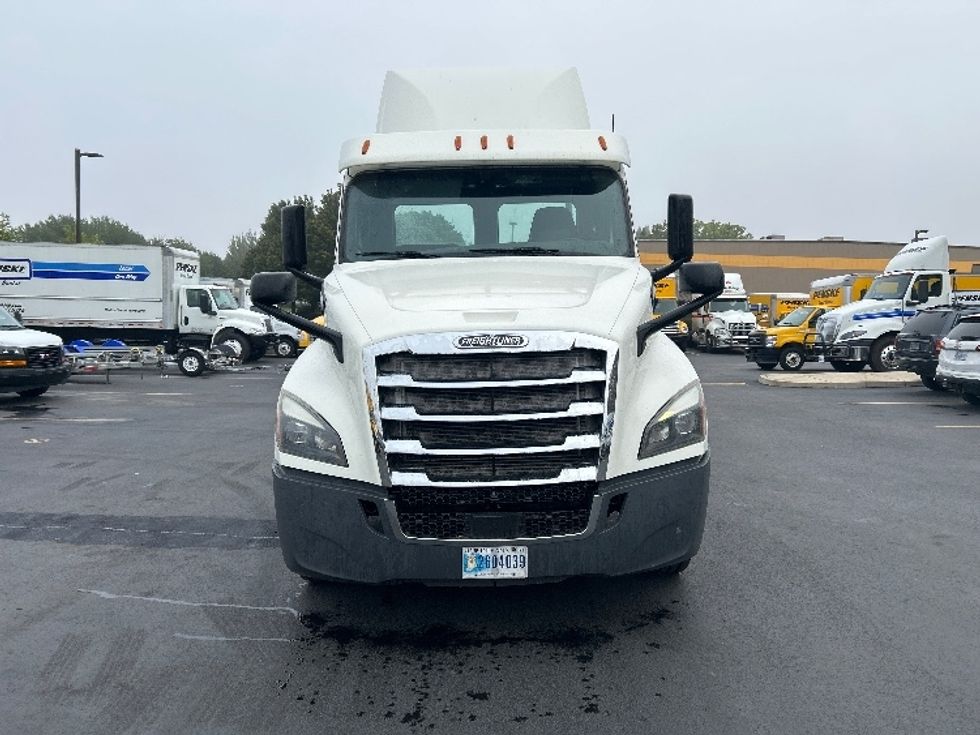 Day Cab Tractor-Heavy Duty Tractors-Freightliner-2018-T12664ST-Portland-OR-402,984\n\t\tmiles-$ 51,750 - Image 2
