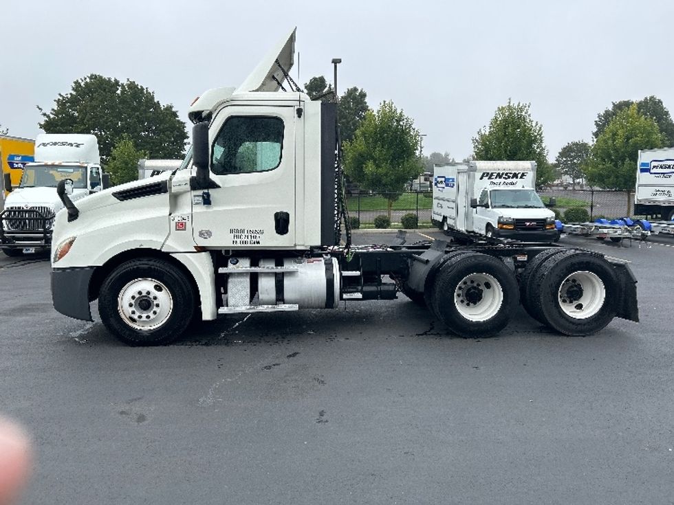 Day Cab Tractor-Heavy Duty Tractors-Freightliner-2018-T12664ST-Portland-OR-402,984\n\t\tmiles-$ 51,750 - Image 4