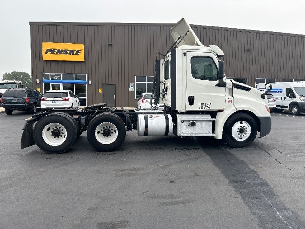 Day Cab Tractor-Heavy Duty Tractors-Freightliner-2018-T12664ST-Portland-OR-402,984\n\t\tmiles-$ 51,750 - Image 8