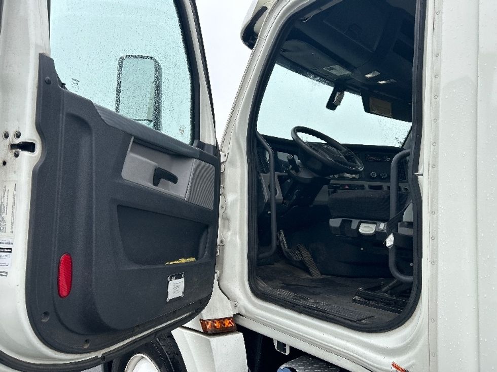 Day Cab Tractor-Heavy Duty Tractors-Freightliner-2018-T12664ST-Portland-OR-402,984\n\t\tmiles-$ 51,750 - Image 9