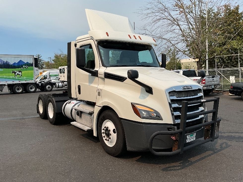 Day Cab Tractor-Heavy Duty Tractors-Freightliner-2018-T12664ST-Portland-OR-529,869\n\t\tmiles-$ 38,750 - Image 1