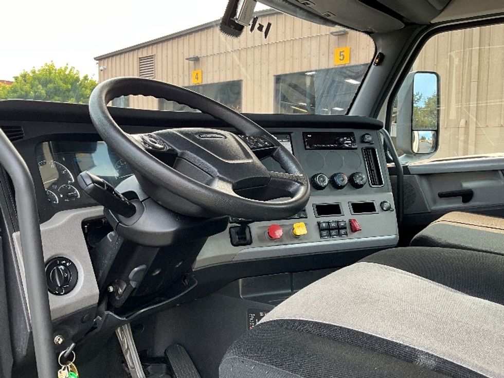 Day Cab Tractor-Heavy Duty Tractors-Freightliner-2018-T12664ST-Portland-OR-529,869\n\t\tmiles-$ 38,750 - Image 10