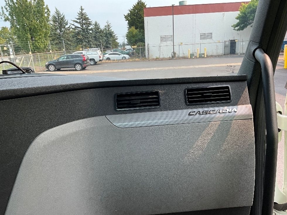 Day Cab Tractor-Heavy Duty Tractors-Freightliner-2018-T12664ST-Portland-OR-529,869\n\t\tmiles-$ 38,750 - Image 13
