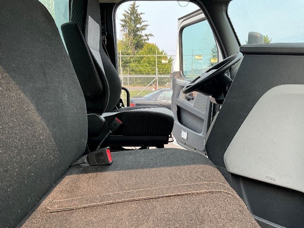 Day Cab Tractor-Heavy Duty Tractors-Freightliner-2018-T12664ST-Portland-OR-529,869\n\t\tmiles-$ 38,750 - Image 14