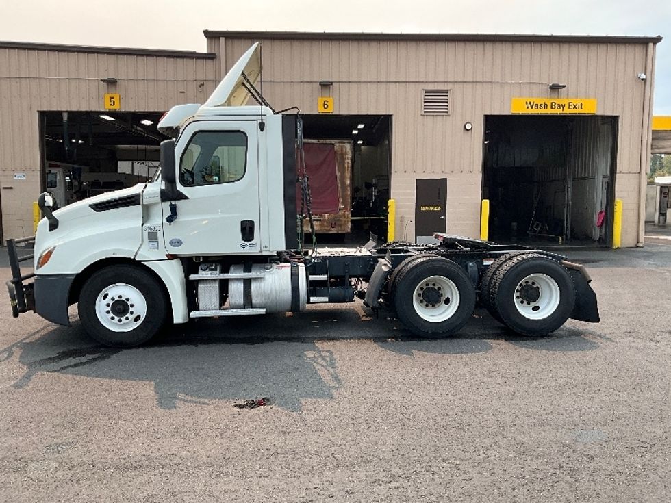 Day Cab Tractor-Heavy Duty Tractors-Freightliner-2018-T12664ST-Portland-OR-529,869\n\t\tmiles-$ 38,750 - Image 4