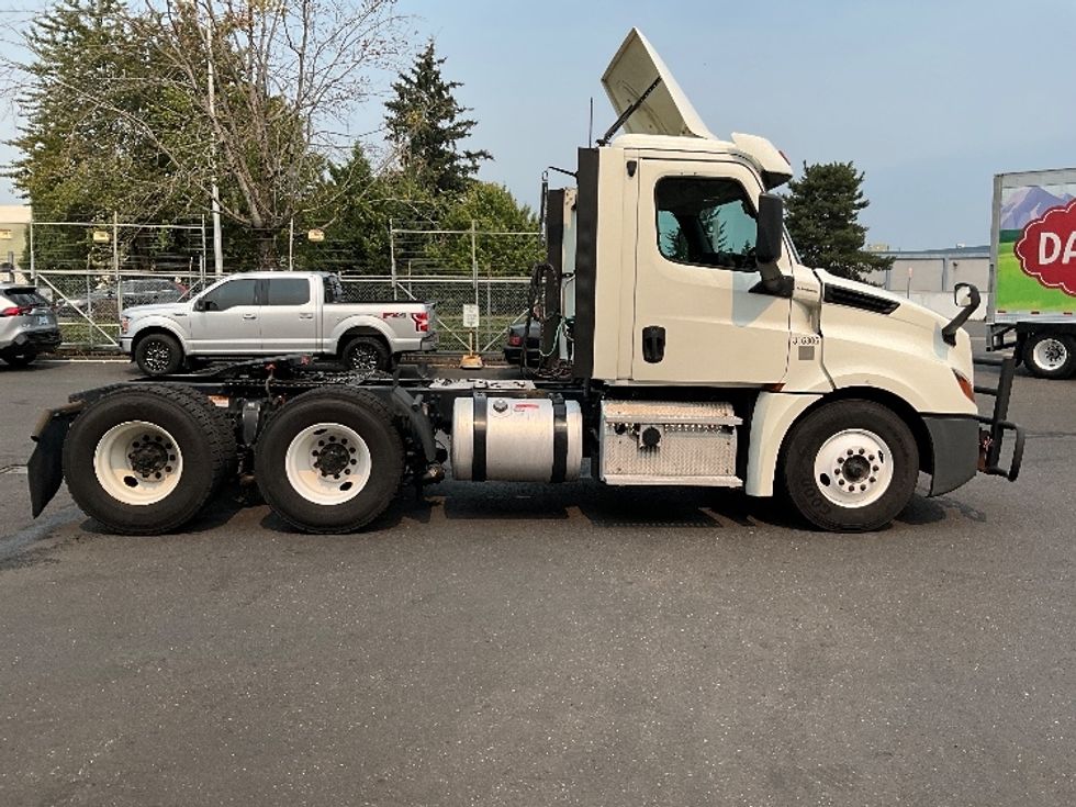 Day Cab Tractor-Heavy Duty Tractors-Freightliner-2018-T12664ST-Portland-OR-529,869\n\t\tmiles-$ 38,750 - Image 8