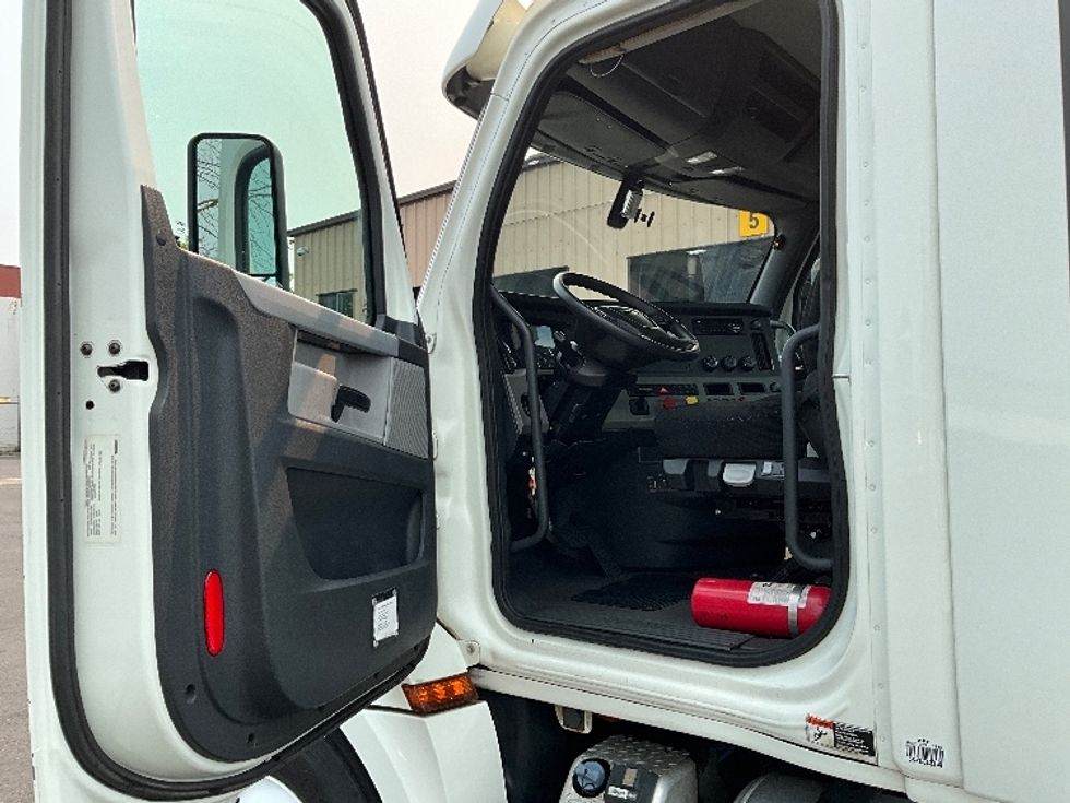 Day Cab Tractor-Heavy Duty Tractors-Freightliner-2018-T12664ST-Portland-OR-529,869\n\t\tmiles-$ 38,750 - Image 9