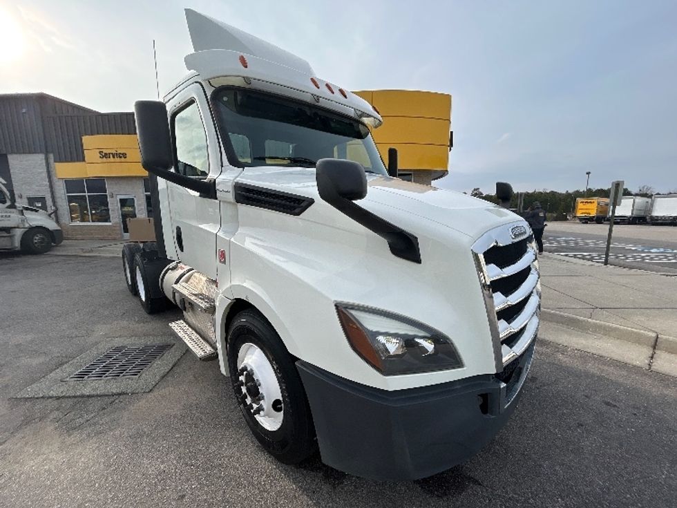 Day Cab Tractor-Heavy Duty Tractors-Freightliner-2018-T12664ST-Prince George-VA-111,816\n\t\tmiles-$ 52,000 - Image 1