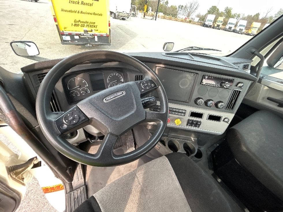 Day Cab Tractor-Heavy Duty Tractors-Freightliner-2018-T12664ST-Prince George-VA-111,816\n\t\tmiles-$ 52,000 - Image 10