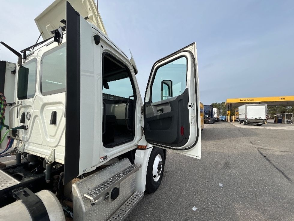 Day Cab Tractor-Heavy Duty Tractors-Freightliner-2018-T12664ST-Prince George-VA-111,816\n\t\tmiles-$ 52,000 - Image 12