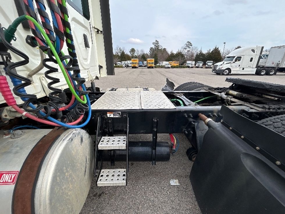 Day Cab Tractor-Heavy Duty Tractors-Freightliner-2018-T12664ST-Prince George-VA-111,816\n\t\tmiles-$ 52,000 - Image 17