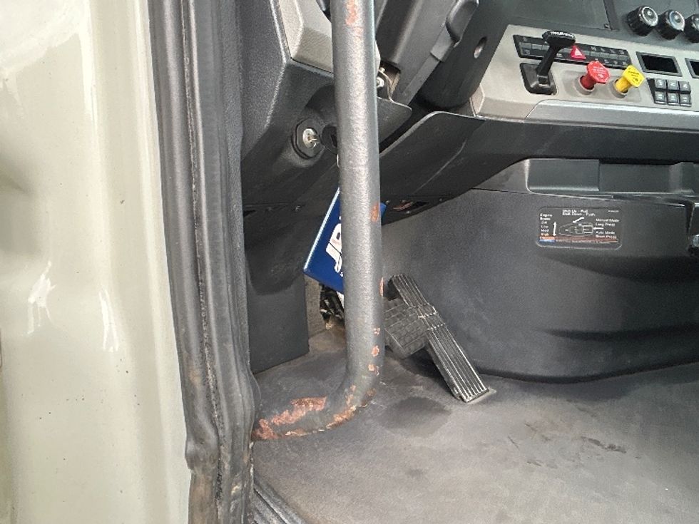 Day Cab Tractor-Heavy Duty Tractors-Freightliner-2018-T12664ST-Prince George-VA-111,816\n\t\tmiles-$ 52,000 - Image 20