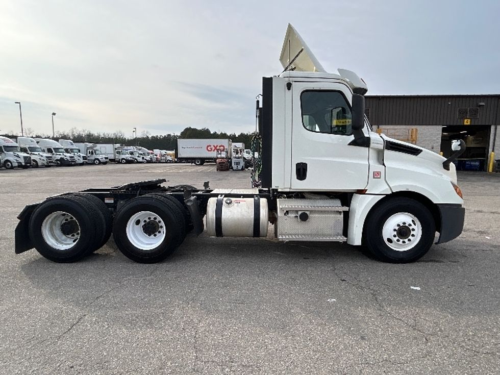 Day Cab Tractor-Heavy Duty Tractors-Freightliner-2018-T12664ST-Prince George-VA-111,816\n\t\tmiles-$ 52,000 - Image 8