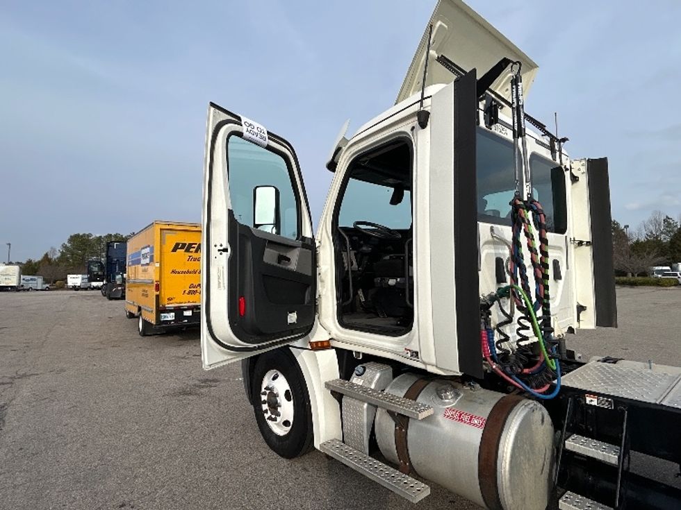 Day Cab Tractor-Heavy Duty Tractors-Freightliner-2018-T12664ST-Prince George-VA-111,816\n\t\tmiles-$ 52,000 - Image 9