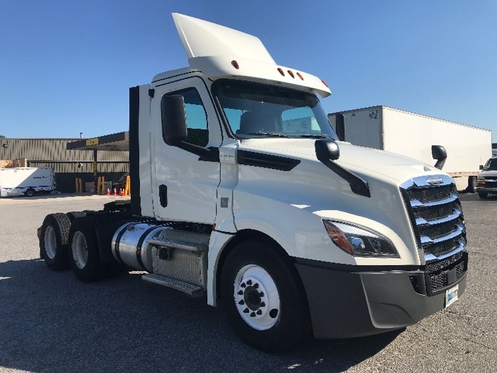 Day Cab Tractor-Heavy Duty Tractors-Freightliner-2018-T12664ST-Prince George-VA-397,325\n\t\tmiles-$ 44,250 - Image 1