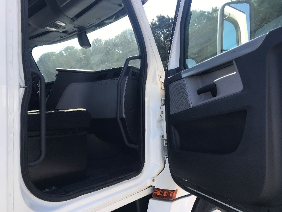 Day Cab Tractor-Heavy Duty Tractors-Freightliner-2018-T12664ST-Prince George-VA-397,325\n\t\tmiles-$ 44,250 - Image 12