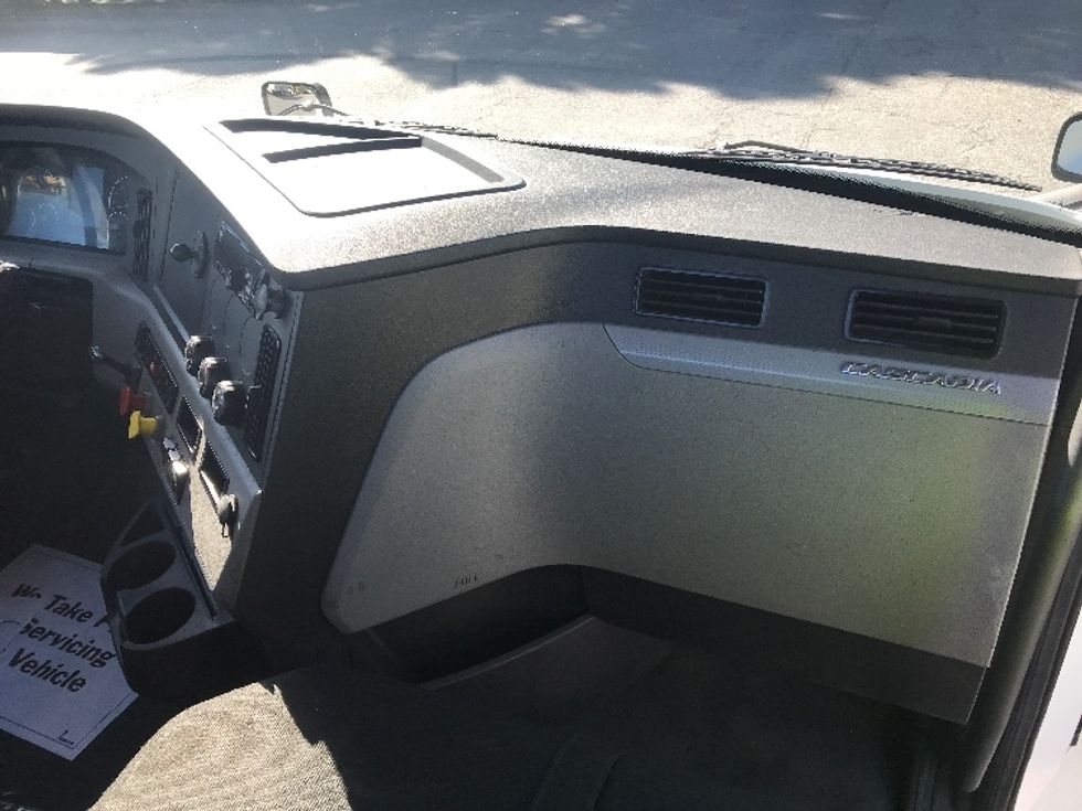 Day Cab Tractor-Heavy Duty Tractors-Freightliner-2018-T12664ST-Prince George-VA-397,325\n\t\tmiles-$ 44,250 - Image 13