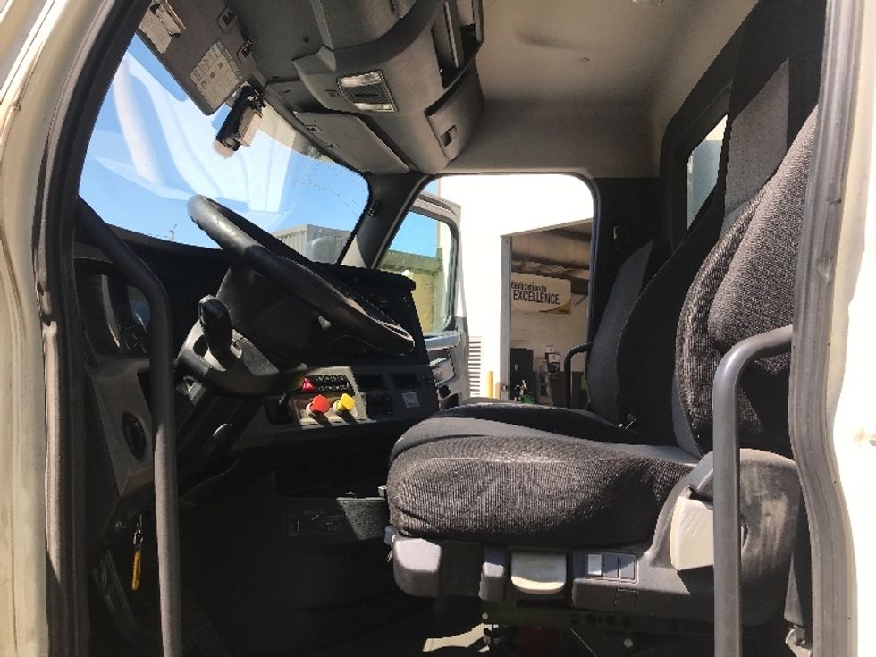 Day Cab Tractor-Heavy Duty Tractors-Freightliner-2018-T12664ST-Prince George-VA-411,545\n\t\tmiles-$ 43,500 - Image 10