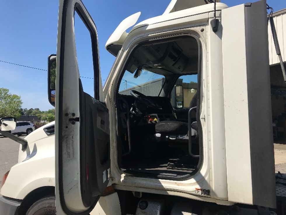 Day Cab Tractor-Heavy Duty Tractors-Freightliner-2018-T12664ST-Prince George-VA-411,545\n\t\tmiles-$ 43,500 - Image 9