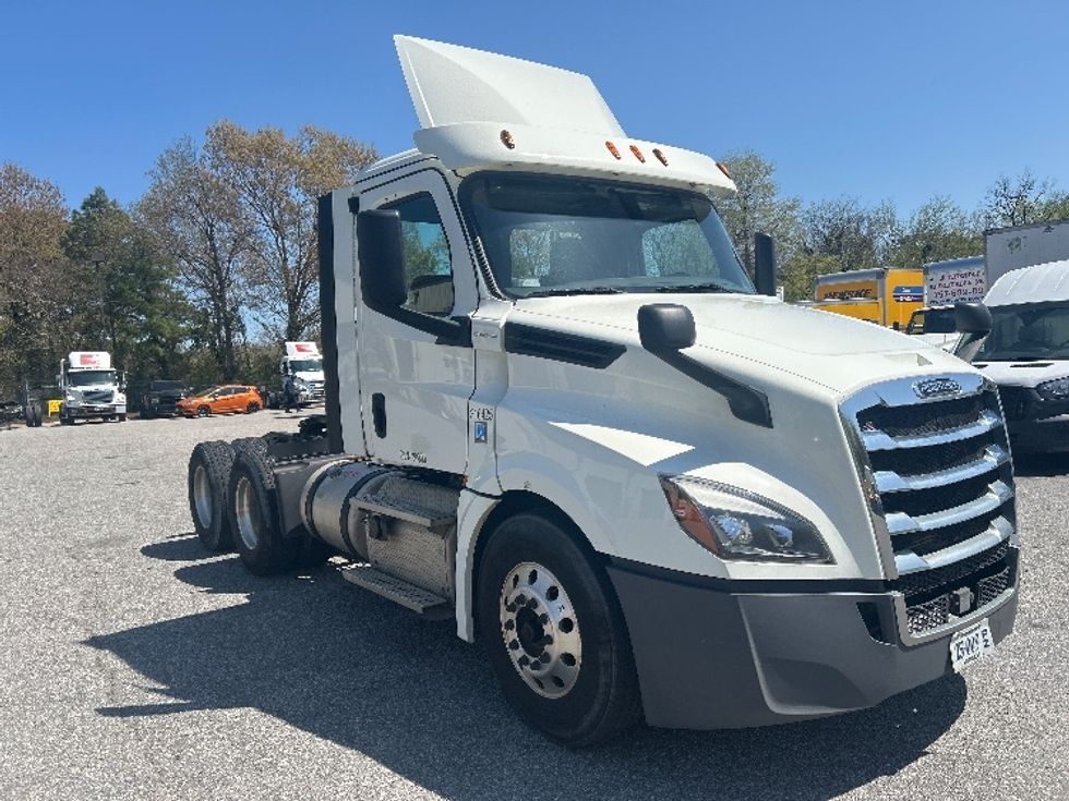 Day Cab Tractor-Heavy Duty Tractors-Freightliner-2018-T12664ST-Prince George-VA-497,520\n\t\tmiles-$ 40,750 - Image 1