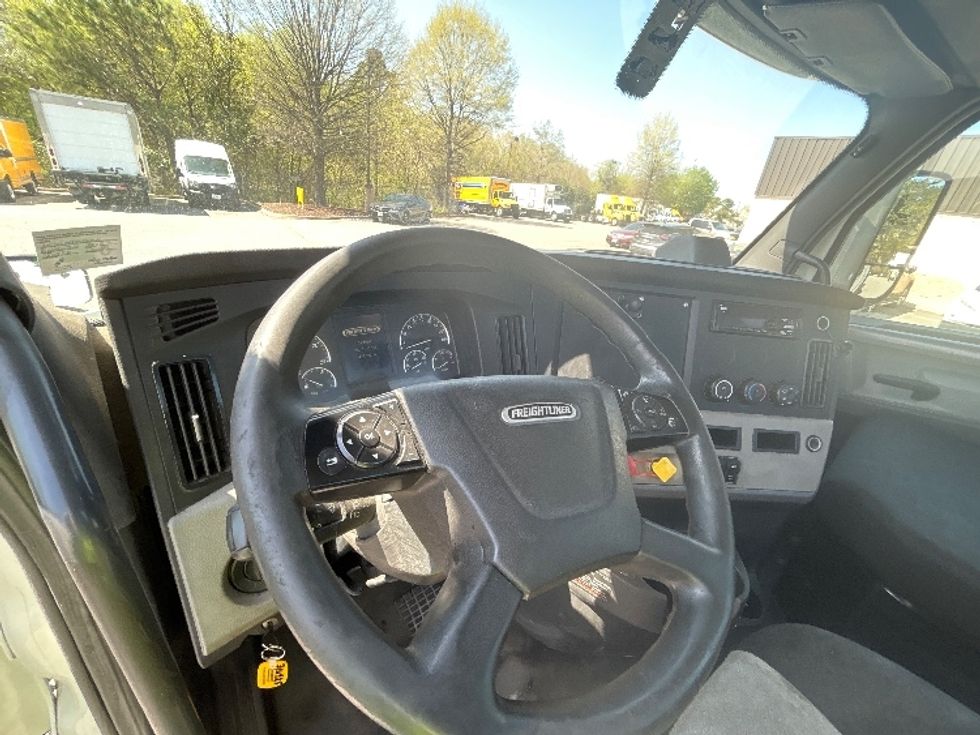Day Cab Tractor-Heavy Duty Tractors-Freightliner-2018-T12664ST-Prince George-VA-497,520\n\t\tmiles-$ 40,750 - Image 10