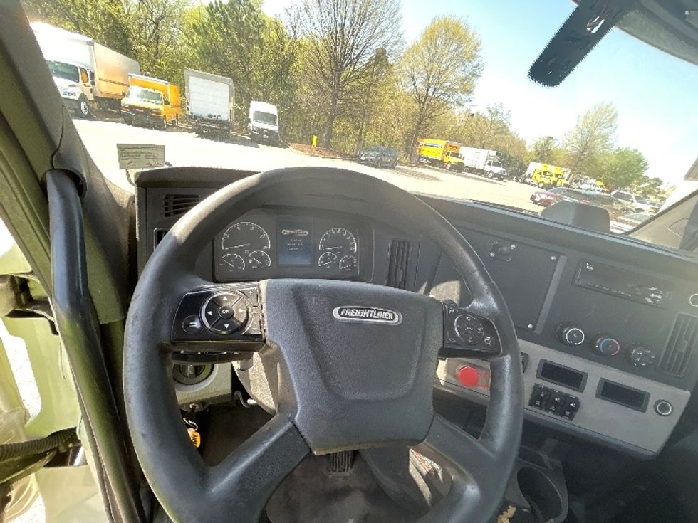 Day Cab Tractor-Heavy Duty Tractors-Freightliner-2018-T12664ST-Prince George-VA-497,520\n\t\tmiles-$ 40,750 - Image 11