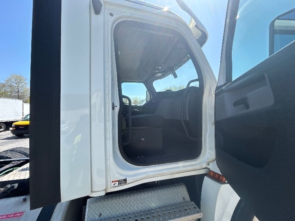 Day Cab Tractor-Heavy Duty Tractors-Freightliner-2018-T12664ST-Prince George-VA-497,520\n\t\tmiles-$ 40,750 - Image 12