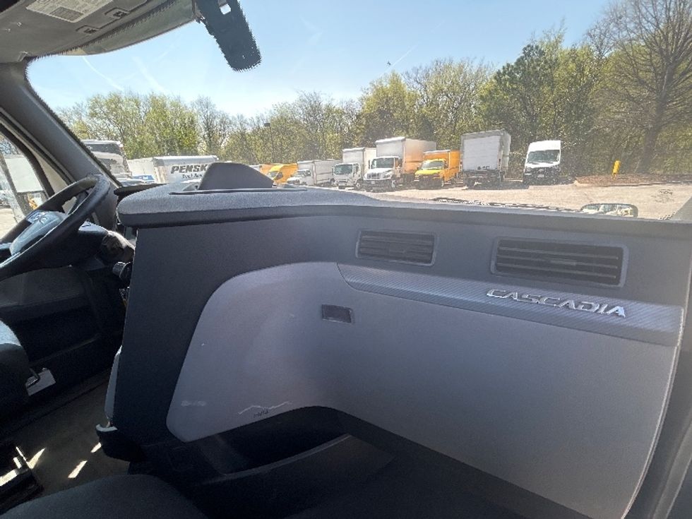 Day Cab Tractor-Heavy Duty Tractors-Freightliner-2018-T12664ST-Prince George-VA-497,520\n\t\tmiles-$ 40,750 - Image 13