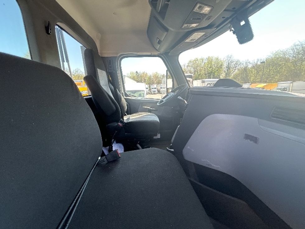 Day Cab Tractor-Heavy Duty Tractors-Freightliner-2018-T12664ST-Prince George-VA-497,520\n\t\tmiles-$ 40,750 - Image 14