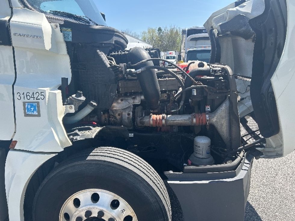 Day Cab Tractor-Heavy Duty Tractors-Freightliner-2018-T12664ST-Prince George-VA-497,520\n\t\tmiles-$ 40,750 - Image 15