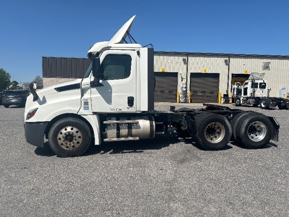 Day Cab Tractor-Heavy Duty Tractors-Freightliner-2018-T12664ST-Prince George-VA-497,520\n\t\tmiles-$ 40,750 - Image 4