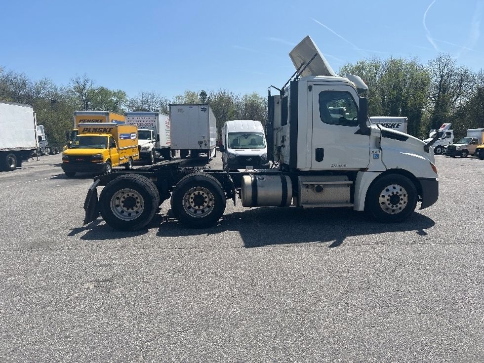 Day Cab Tractor-Heavy Duty Tractors-Freightliner-2018-T12664ST-Prince George-VA-497,520\n\t\tmiles-$ 40,750 - Image 8