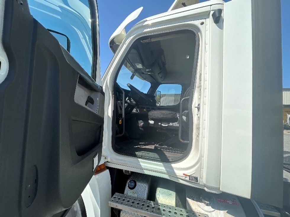 Day Cab Tractor-Heavy Duty Tractors-Freightliner-2018-T12664ST-Prince George-VA-497,520\n\t\tmiles-$ 40,750 - Image 9