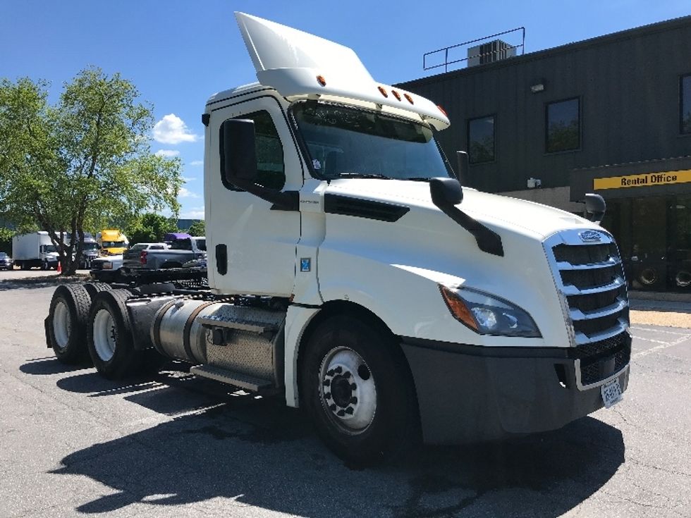 Day Cab Tractor-Heavy Duty Tractors-Freightliner-2018-T12664ST-Prince George-VA-527,988\n\t\tmiles-$ 37,750 - Image 1