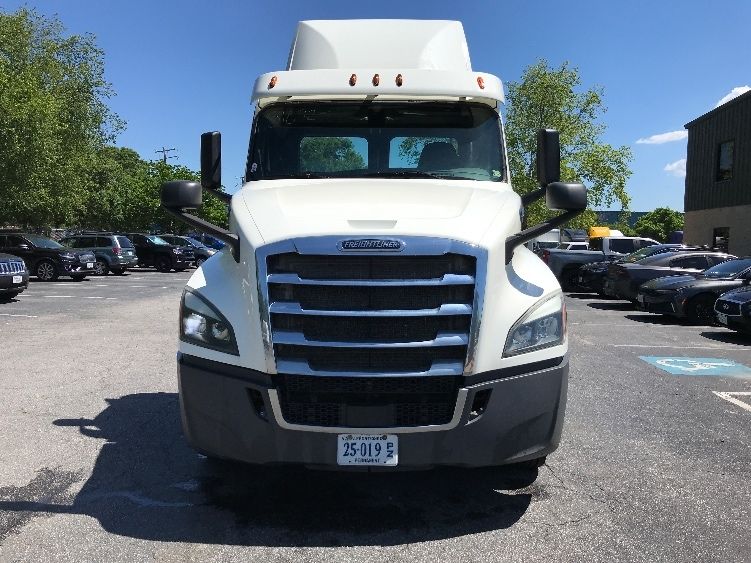 2018 Freightliner Cascadia 126" Day cab photo 2