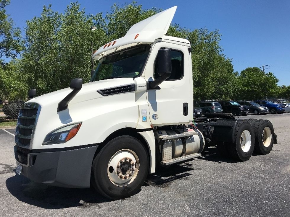 2018 Freightliner Cascadia 126" Day cab photo 3