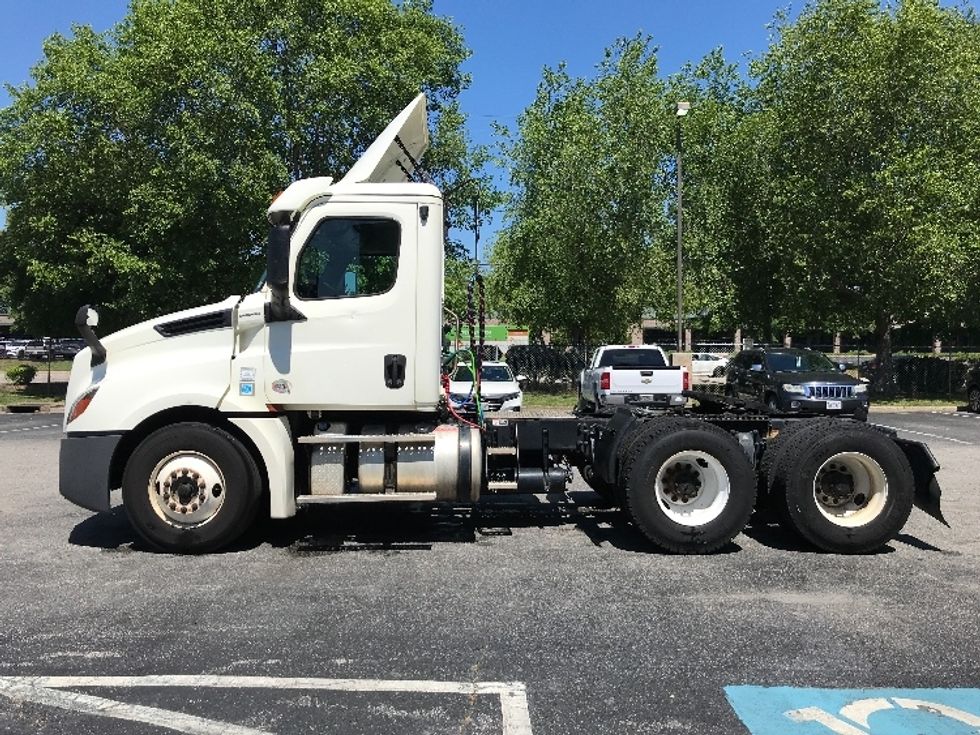 2018 Freightliner Cascadia 126" Day cab photo 4