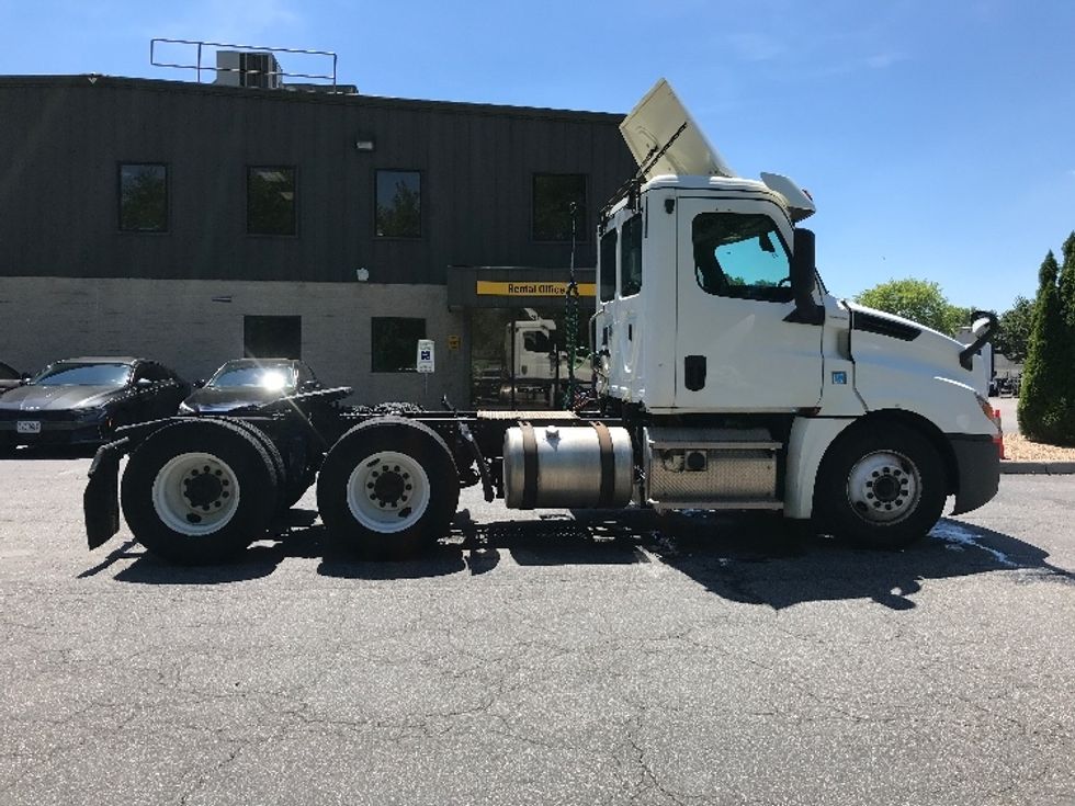 2018 Freightliner Cascadia 126" Day cab photo 8