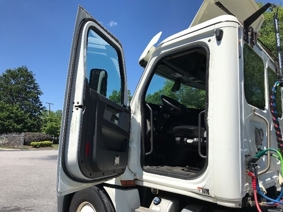 2018 Freightliner Cascadia 126" Day cab photo 9