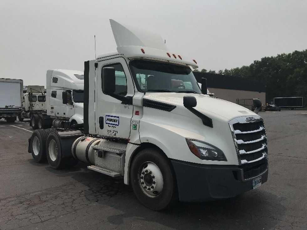 Day Cab Tractor-Heavy Duty Tractors-Freightliner-2018-T12664ST-Reading-PA-394,500\n\t\tmiles-$ 46,500 - Image 1