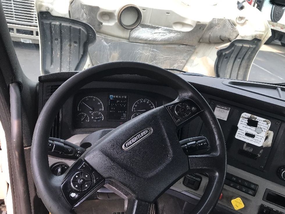 Day Cab Tractor-Heavy Duty Tractors-Freightliner-2018-T12664ST-Reading-PA-394,500\n\t\tmiles-$ 46,500 - Image 11