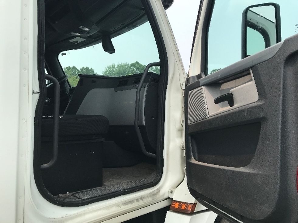 Day Cab Tractor-Heavy Duty Tractors-Freightliner-2018-T12664ST-Reading-PA-394,500\n\t\tmiles-$ 46,500 - Image 12