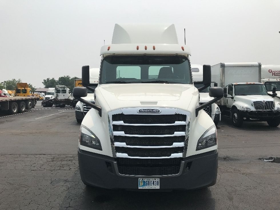 Day Cab Tractor-Heavy Duty Tractors-Freightliner-2018-T12664ST-Reading-PA-394,500\n\t\tmiles-$ 46,500 - Image 2