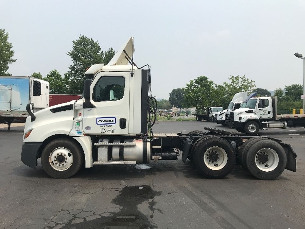 Day Cab Tractor-Heavy Duty Tractors-Freightliner-2018-T12664ST-Reading-PA-394,500\n\t\tmiles-$ 46,500 - Image 4