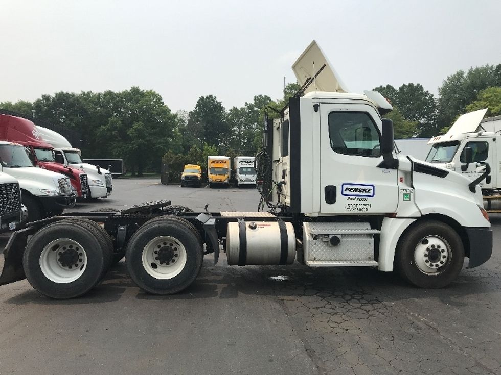 Day Cab Tractor-Heavy Duty Tractors-Freightliner-2018-T12664ST-Reading-PA-394,500\n\t\tmiles-$ 46,500 - Image 8