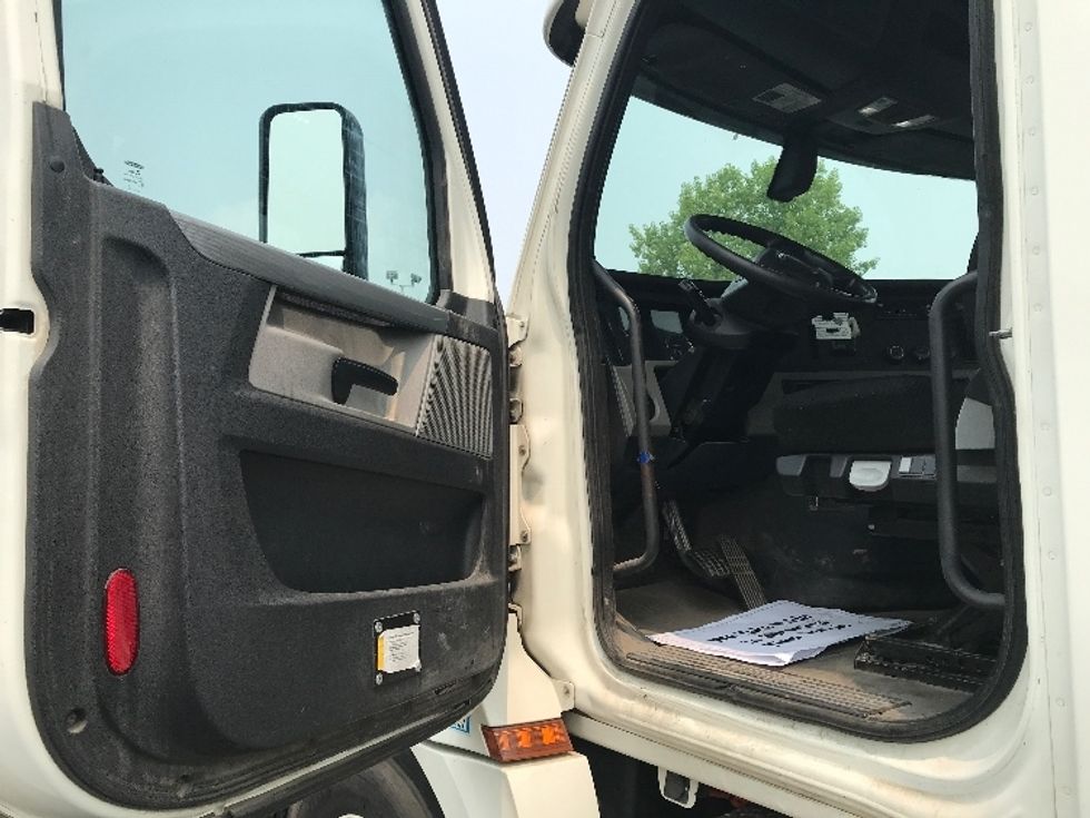 Day Cab Tractor-Heavy Duty Tractors-Freightliner-2018-T12664ST-Reading-PA-394,500\n\t\tmiles-$ 46,500 - Image 9