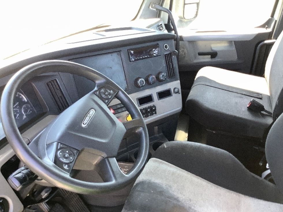 Day Cab Tractor-Heavy Duty Tractors-Freightliner-2018-T12664ST-Reading-PA-619,714\n\t\tmiles-$ 29,500 - Image 10
