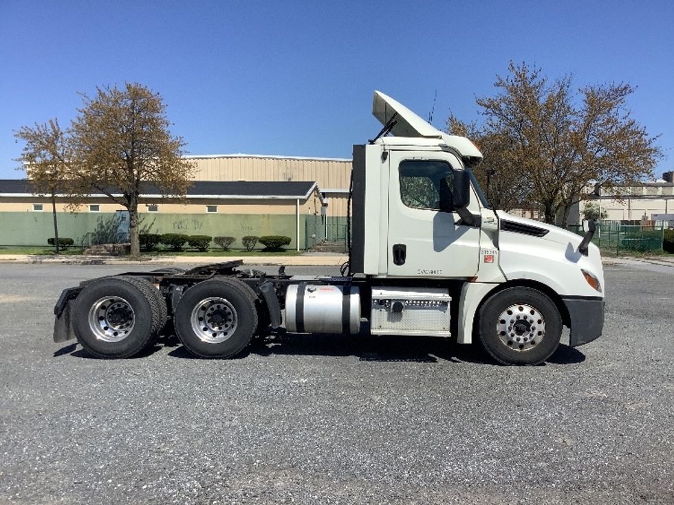 Day Cab Tractor-Heavy Duty Tractors-Freightliner-2018-T12664ST-Reading-PA-619,714\n\t\tmiles-$ 29,500 - Image 8